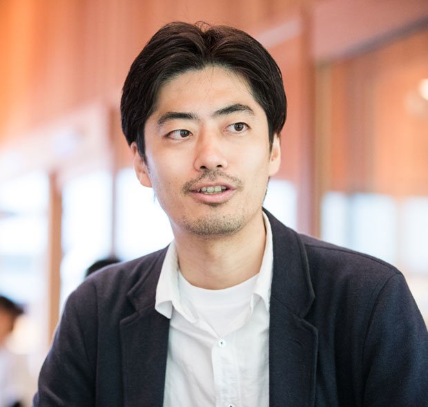 小国士朗さんはアラフォー世代。5年前、心臓疾患が見つかったのをきっかけに、「番組を作らない」テレビディレクターに転身(撮影/写真部・加藤夏子)