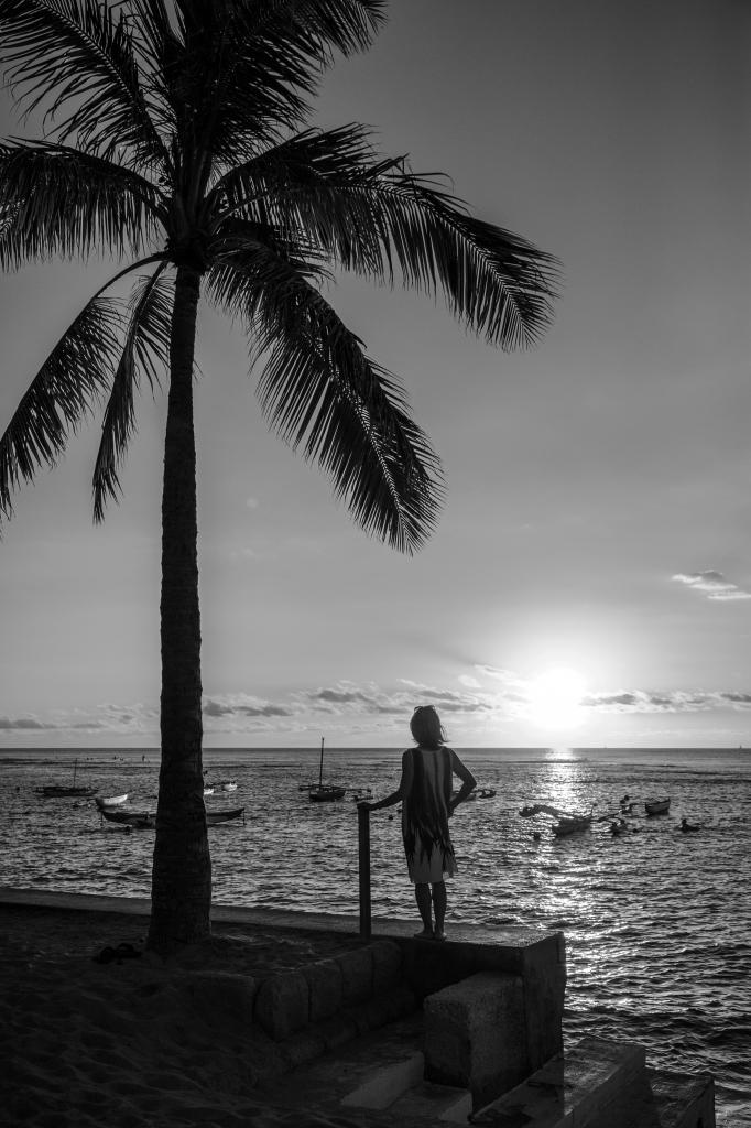 ワイキキビーチに沈む夕日を前に。「ハワイに物件を購入しようか迷っているお客さんは、この夕日を見て決める人が多い」という(撮影/熊谷晃)
<br />
