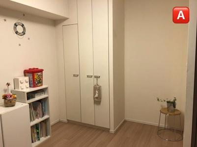 夜逃げの勢いで服を手離したら、息子の机を置くスペースが生まれた／After