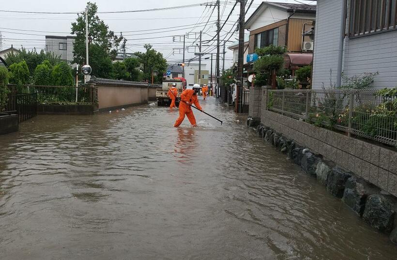 大雨で冠水した神奈川県平塚市内の住宅地／７月３日（ｃ）朝日新聞社