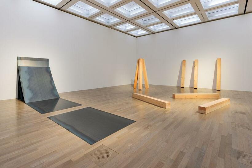 代表的シリーズ「関係項」の展示風景。ここでは、角材や鉄板が危うさを感じさせるようなバランスで配置されている（撮影／山本倫子）