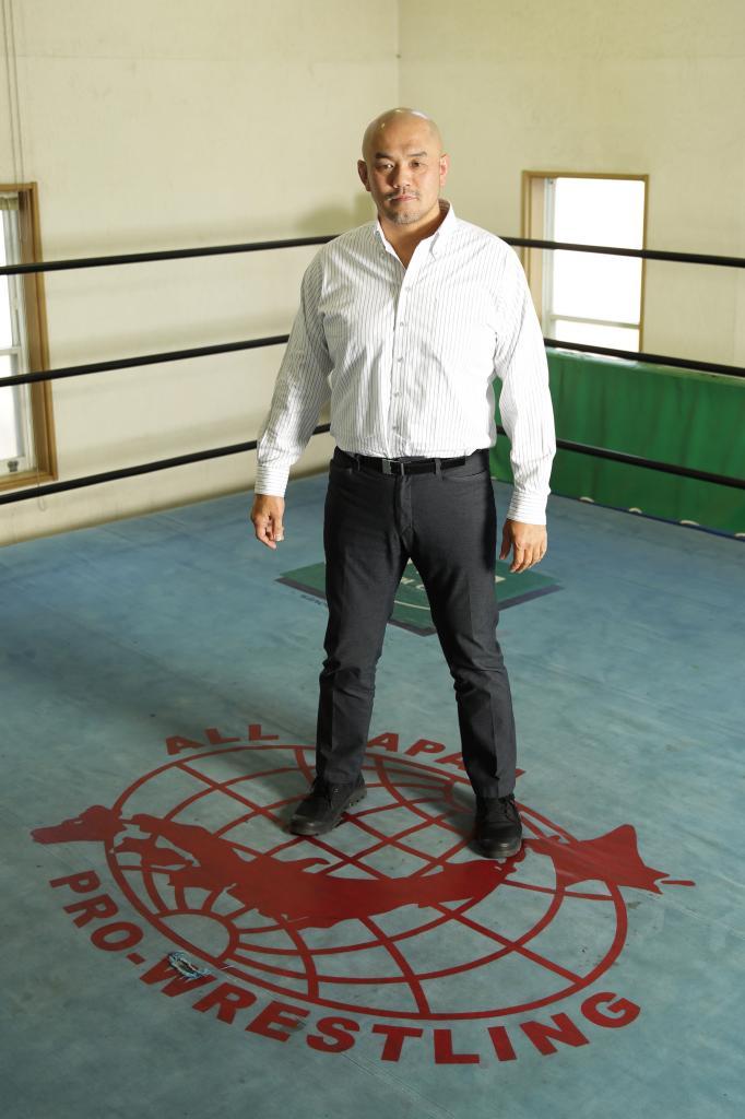ジャイアント馬場の時代から使われてきた、全日本プロレス道場のリングに立つ秋山準（写真／小暮誠）