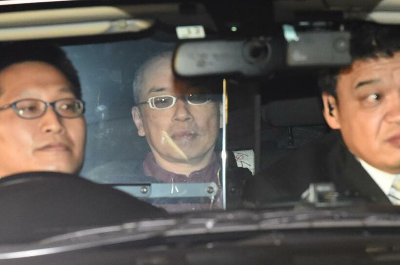 連行される長谷川薫容疑者(c）朝日新聞社