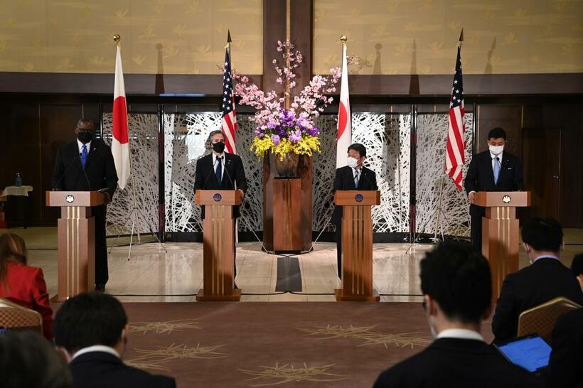 ２０２１年３月に東京で開かれた日米２プラス２。記者会見する（左から）オースティン米国防長官、ブリンケン米国務長官、茂木敏充外相（当時）、岸信夫防衛相
