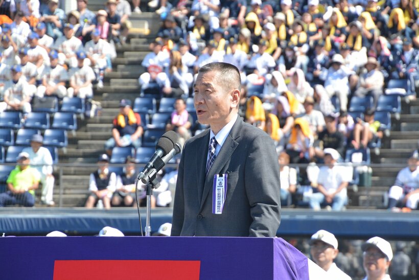 朝日新聞前橋総局長時代。高校野球の開会式であいさつする緒方健二氏