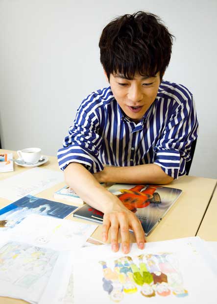 西村さんが持参した『飛ぶ教室』のイメージ画に、「かわいい」と喜ぶ横山さん。「僕はマルチン派です」（撮影／今村拓馬）