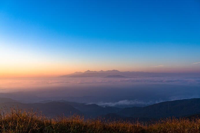 《長野県》南アルプスと雲海・高ボッチ山の眺め