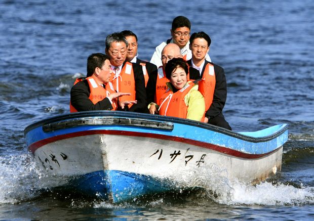 長沼ボート場を視察する小池百合子東京都知事　（ｃ）朝日新聞社