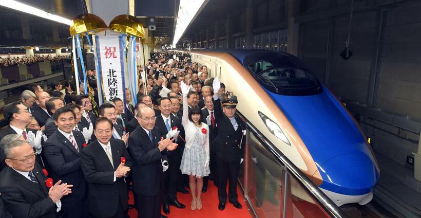 2015年3月14日に開業した北陸新幹線。最速列車「かがやき」の列車愛称が漢字表記の「輝」として力士の四股名にも採用された(C)朝日新聞社
