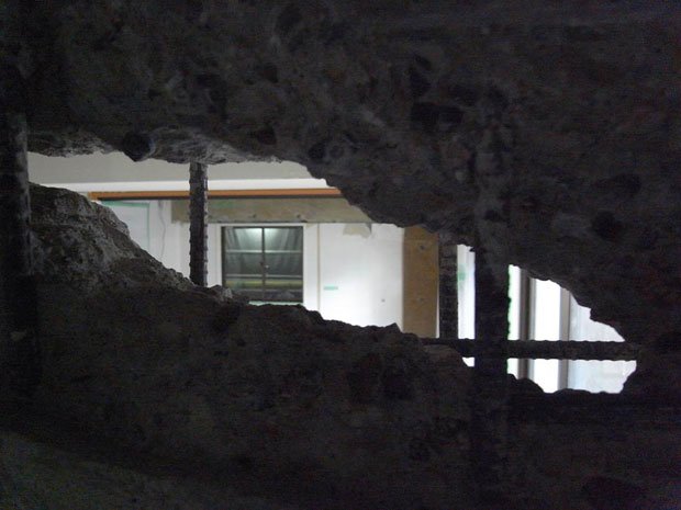 名古屋市中心部にあるマンションは補修のため、すべての部屋の壁材や床材が取り外されていた。むき出しになったコンクリートの壁には大きな穴が開き、のぞくと隣の部屋が見えた／２０１４年６月（撮影／松浦新）