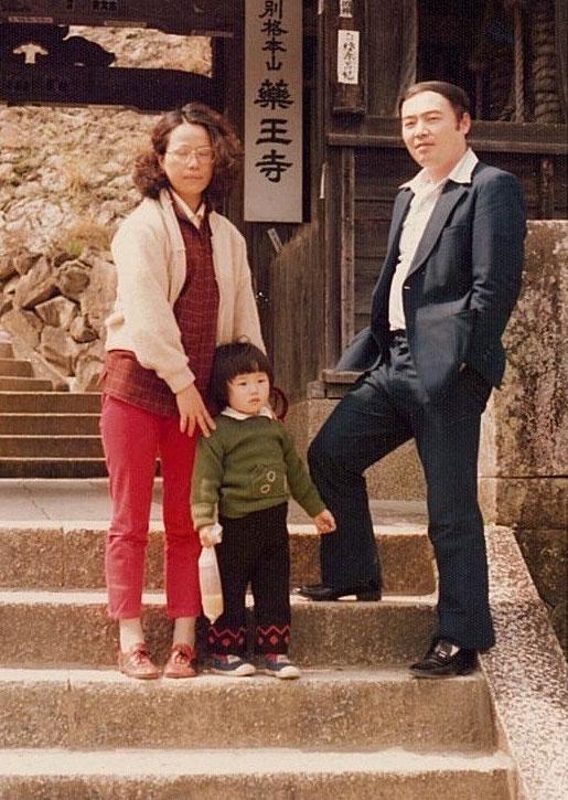 幼少期のクロちゃん（写真中央）。ご両親との貴重な3ショット（写真：クロちゃん提供）
