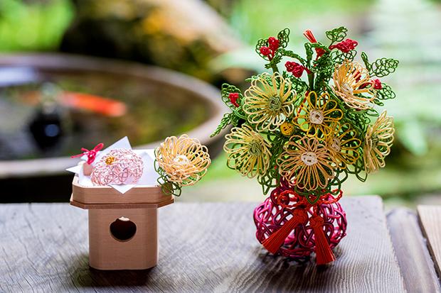 和工房 包結(わこうぼう ほうゆう)／（左）お供え飾り 長月「重陽の節句 菊の花と菊の和菓子」4860円、(右)「重陽の節句飾り 茱萸袋（ぐみぶくろ）」1万8360円／https://mizuhiki-houyou.jp