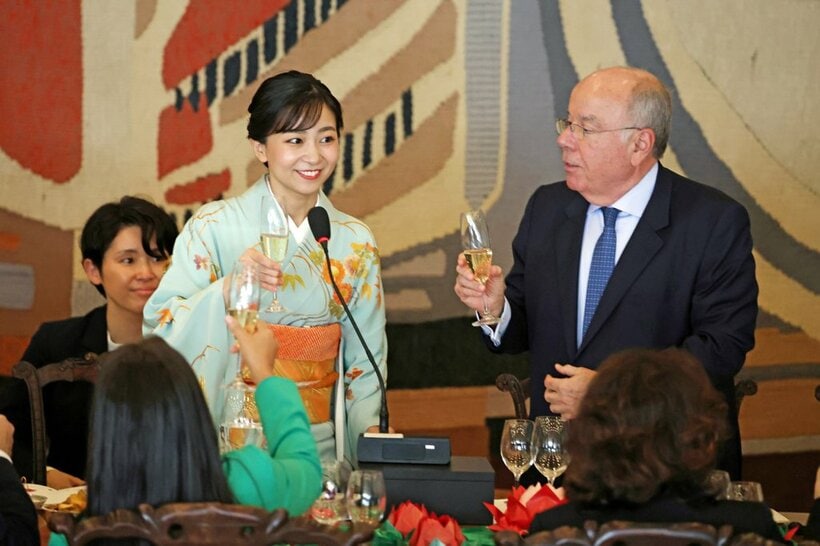外務省で行われたブラジル政府主催の午餐（ごさん）会で、「サルージ！」とポルトガル語で乾杯の発声をする秋篠宮家の次女佳子さま。右はブラジルのビエイラ外相=2025年6月11日　ブラジル・ブラジリア