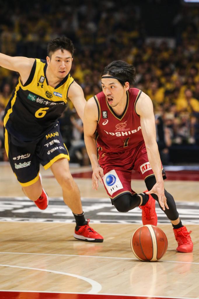 開幕戦でしのぎを削った川崎の篠山竜青（右）と宇都宮の比江島慎　（撮影／写真部・大野洋介）