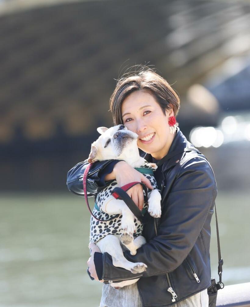１４歳で盲目の愛犬「ブー」と。犬の保護活動に関わり、かみ癖のある老犬を受け入れた（撮影／鈴木愛子）