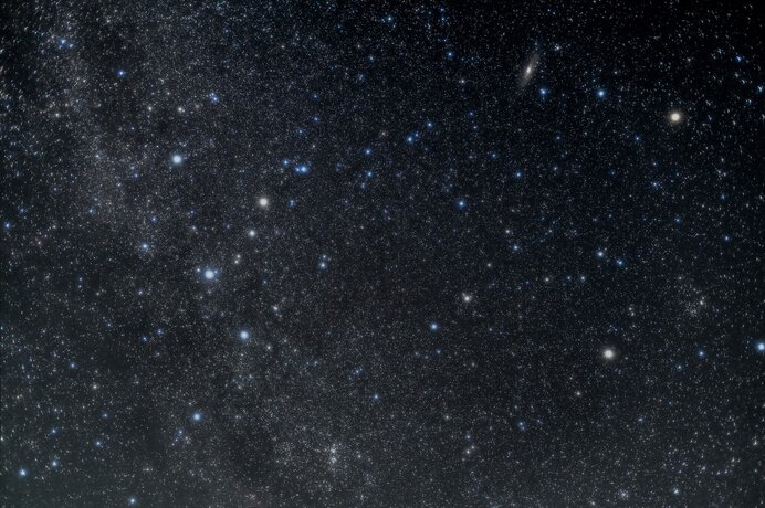 アンドロメダ座の見ものであるアンドロメダ星雲(写真右上付近)を探してみましょう