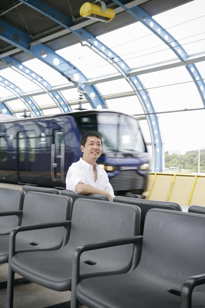 鉄道車両や、自身が腰かけているベンチも水野のデザインディレクションによるものだ（撮影／岡田晃奈）