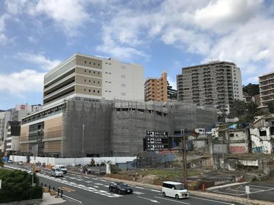 写真奥が「熱海パールスターホテル」となる予定の建物、手前の建物跡地に「ラビスタ熱海」が新築される予定