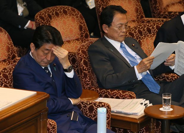 安倍首相（左）と麻生財務相には与党内からも批判があがっている　（ｃ）朝日新聞社