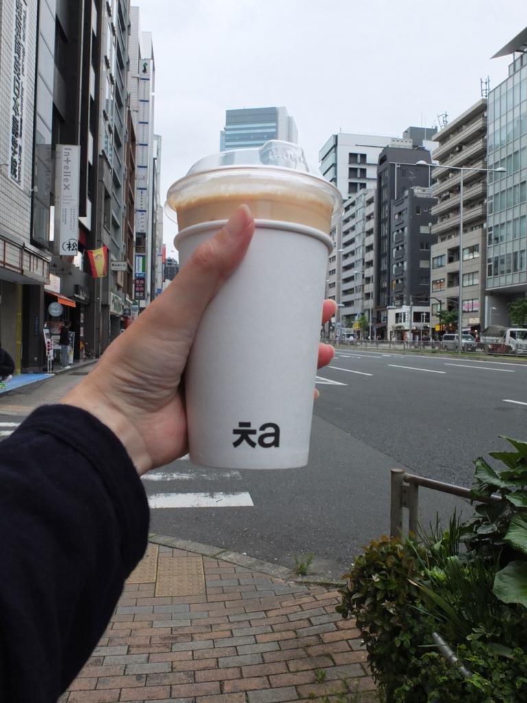 Ｃｈａ　Ａｏｙａｍａのタルゴナミルクティー／店は、渋谷と表参道の間、青山通り沿いにある。「タルゴナ」はドラマ「イカゲーム」で主人公たちが型抜きをしていたお菓子といえば、思い出す人も多いのでは（撮影／編集部・大川恵実）