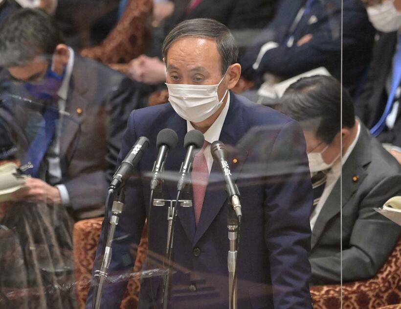 国会で答弁する菅義偉首相。不祥事が続く中、補選・再選挙をどう乗り切るか　（ｃ）朝日新聞社