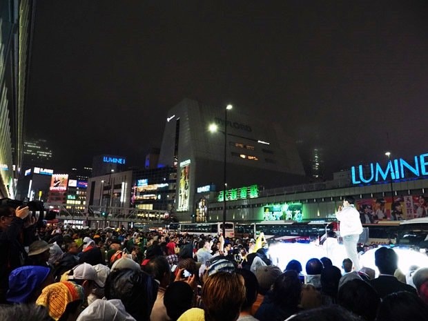 選挙選最終日に行われた新宿駅前での演説には8千人の聴衆が集まった（撮影／西岡千史）