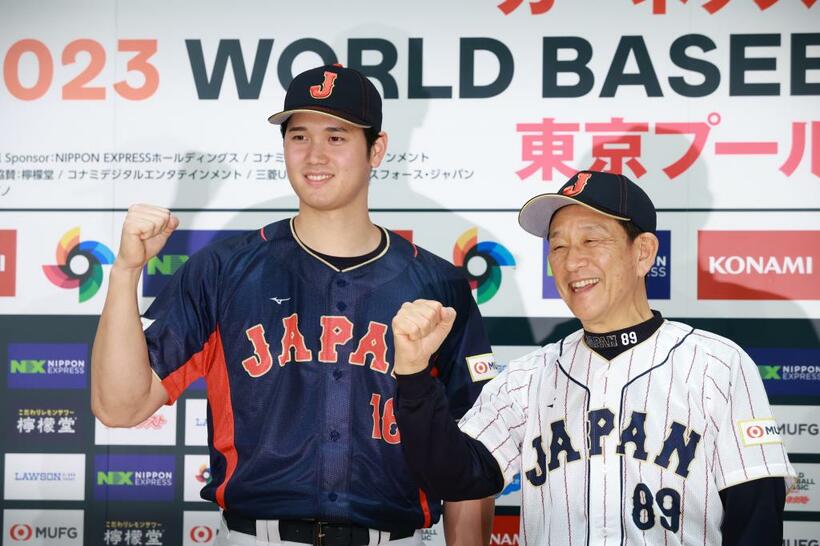会見で写真撮影に応じる栗山英樹監督（右）と大谷翔平選手＝1月6日