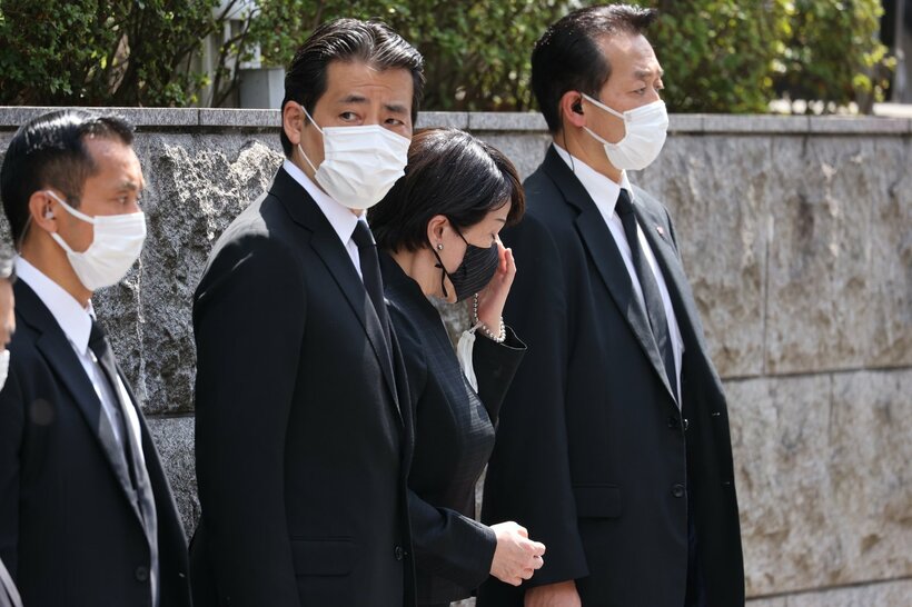 安部晋三元首相の棺を乗せた霊柩車を待つ高市氏（右から2番目）（撮影：写真映像部・馬場岳人）