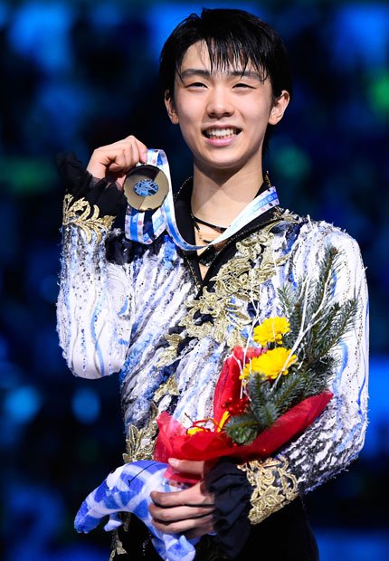 GPファイナルを制し、金メダルを掲げる羽生選手（写真：ｇｅｔｔｙｉｍａｇｅｓ）　＠＠写禁