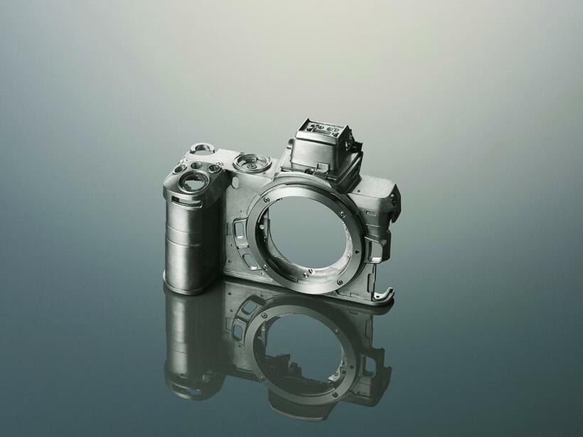 【上と前は一体型のマグネシウム合金製】ボディーのフロントおよびトップカバーはマグネシウム合金製。リアカバーのみ樹脂製となる。防塵・防滴は特にうたわれていないが、D5600相当の防塵・防滴能力はあるそうだ（撮影／河田一規）