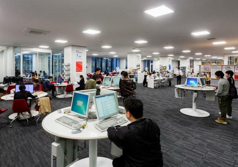立命館大学は図書館や各学部の中心となる棟にラーニング・コモンズを設置。コロナ禍でオンライン授業を受講できる環境を拡充した（コロナ禍前の2016年の図書館の様子／同大学提供）