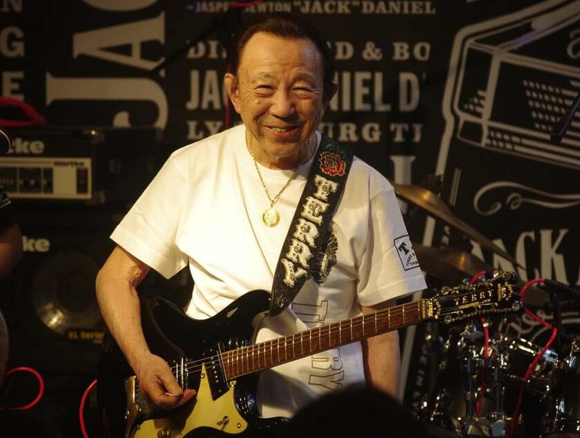 岩堀典明さん製作のギターを抱える寺内タケシさん（モズライト提供）
