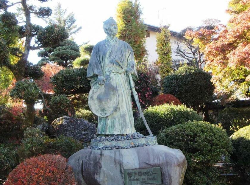 深谷市・旧渋沢邸「中の家」に立つ渋沢栄一氏像