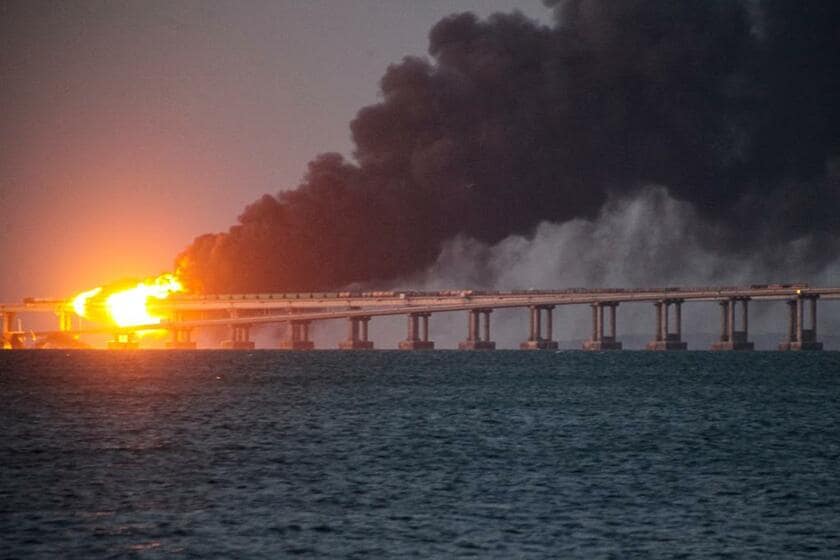 ２０２２年１０月８日、爆発したクリミア橋（ＡＰ／アフロ）