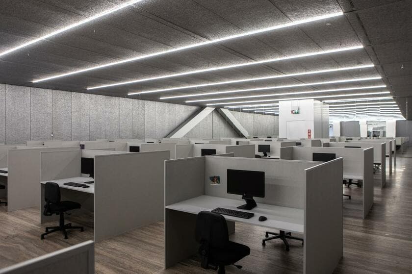 コロナ禍で人影が消えたオフィス。一時期よりも出社する人が増えてきているが、フルリモートを志向する人は多い（写真：ｇｅｔｔｙｉｍａｇｅｓ）