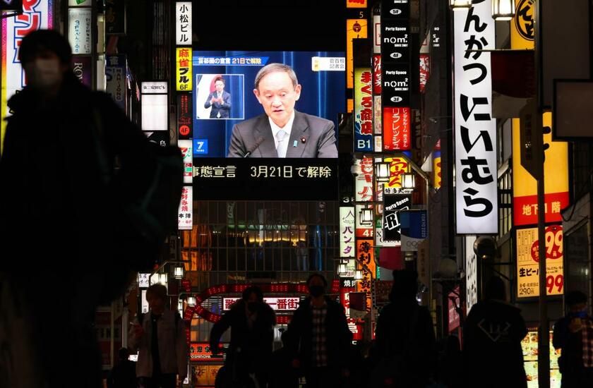 都心部の繁華街ではほとんどの店が「時短」に協力してきたが、その一方で応じない店への厳罰化は議論を呼んだ／３月１８日、東京・歌舞伎町で　（ｃ）朝日新聞社