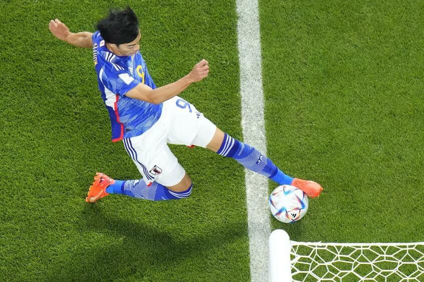 日本を勝利に導いた“ミリ単位”と呼ばれる決定的瞬間。三笘は試合後に「ちょっと足が長くてよかった」と語った(写真/アフロ)