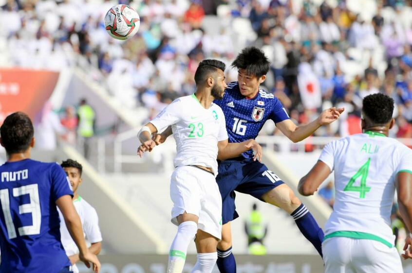 アジア杯でヘディングシュートを決める冨安 (c)朝日新聞社