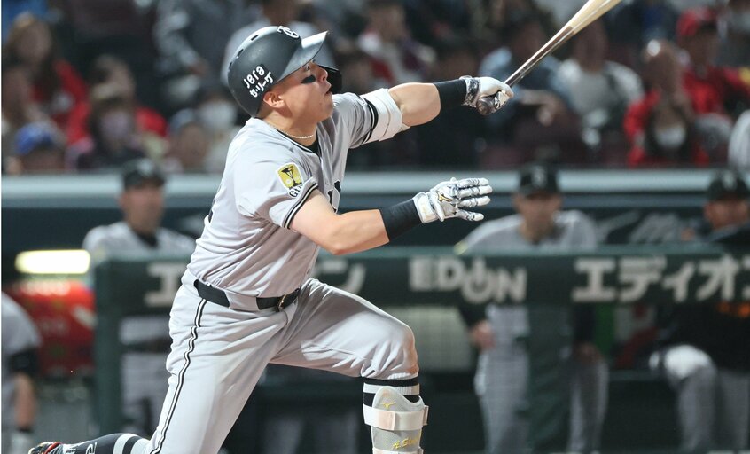 5月13日の広島戦で泳がされながら犠飛を放つ巨人・浅野（日刊スポーツ）
