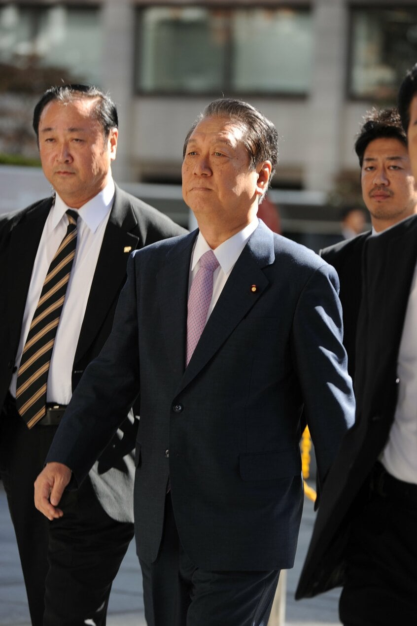 2011年10月、「陸山会事件」の公判でSPと一緒に東京地裁に入る小沢一郎氏(当時の敬称は民主党元代表)