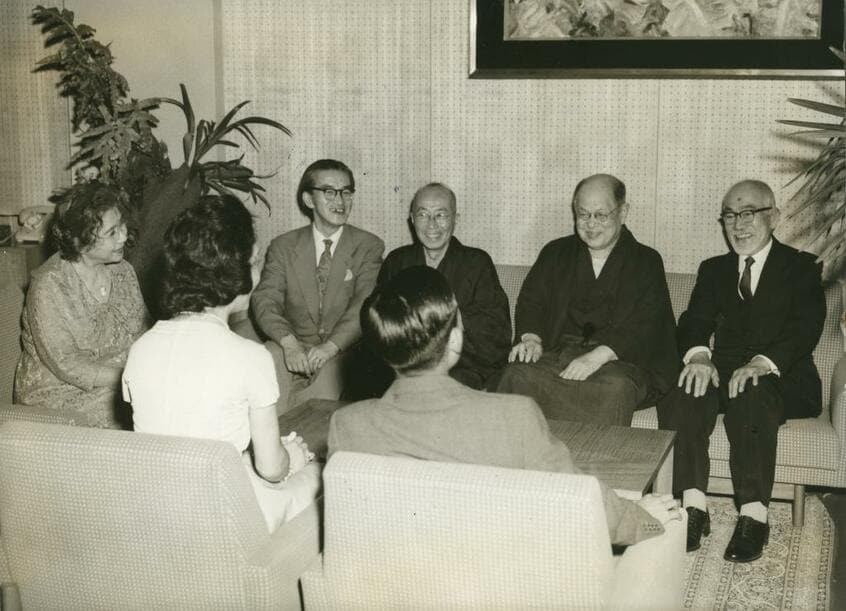 1962年、皇太子さま、美智子さま(当時、手前)と歓談する(右から)志賀直哉、武者小路実篤ら