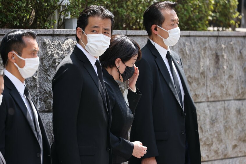 安部晋三元首相の棺を乗せた霊柩車を待つ高市氏（右から2番目）（撮影：写真映像部・馬場岳人）