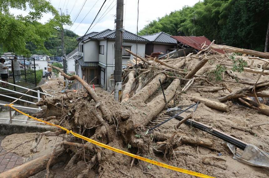 この夏も日本各地で豪雨災害などが発生。地球温暖化の影響も指摘される。写真は8月15日の広島市（写真／朝日新聞社）