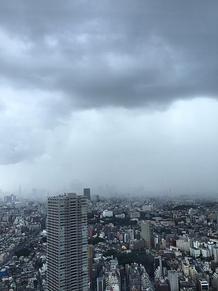 池袋サンシャインからの雨雲の様子(福冨予報士撮影)