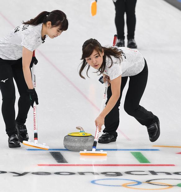 スイープする吉田知那美（右）と吉田夕梨花　（ｃ）朝日新聞社