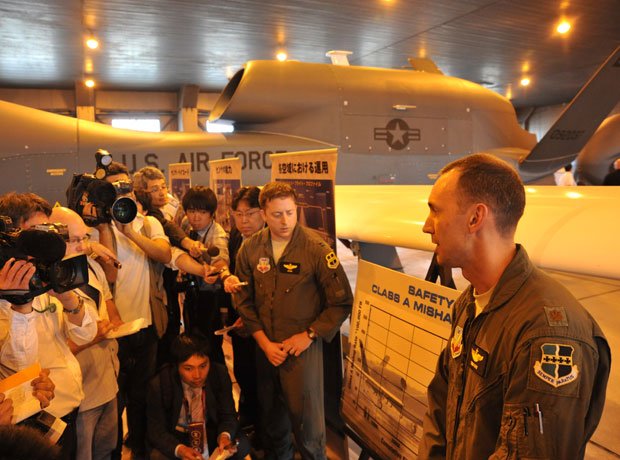 無人偵察機「グローバルホーク」の性能などについて説明する米軍のパイロット　（c）朝日新聞社　＠＠写禁