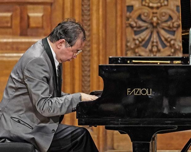 「パリ国際アマチュアピアノコンクール」のファイナル会場、ソルボンヌ大学大講堂で演奏を披露する大江博さん（Ｒｅｉｋｏ　Ｈａｙａｋａｗａ）