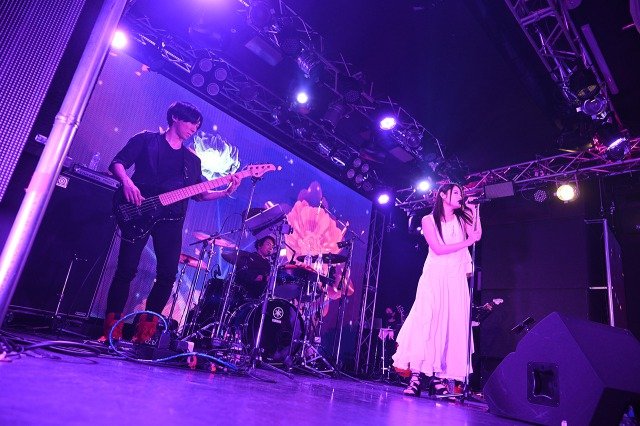 織田かおり、ソロデビュー15周年を飾るワンマンライブのレポートが到着