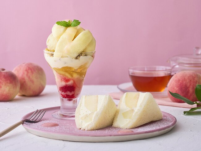 写真・図版(1枚目)| 【Afternoon Tea】白桃パフェとフルーツサンドが楽しめる「白桃づくしのスイーツプレート」や、まるごと白桃のミルフィーユを店舗限定で発売