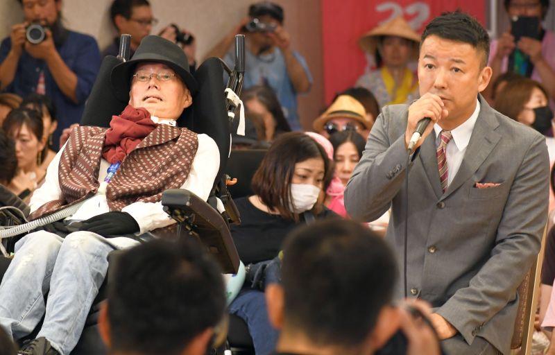 当選が確実な筋萎縮性側索硬化症(ALS)患者の舩後靖彦氏と山本太郎氏(撮影・多田敏男)